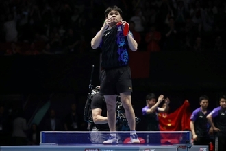 男子金の中国選手の“祝勝行動”が波紋　現地解説の“国民的レジェンド”も憤怒「これは絶対にダメだ。台の上に立ってはいけない」【世界卓球】