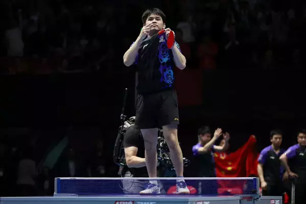 男子金の中国選手の“祝勝行動”が波紋　現地解説の“国民的レジェンド”も憤怒「これは絶対にダメだ。台の上に立ってはいけない」【世界卓球】