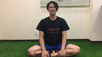 姿勢改善で細見え!? スポーツトレーナーが実践「肋骨ストレッチ」