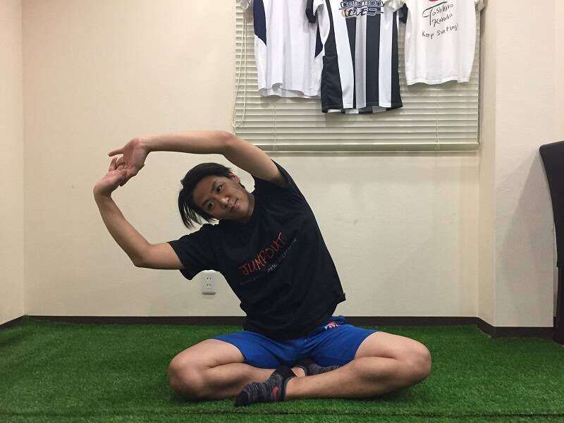 姿勢改善で細見え!? スポーツトレーナーが実践「肋骨ストレッチ」