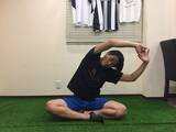 「姿勢改善で細見え!? スポーツトレーナーが実践「肋骨ストレッチ」」の画像5