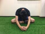 「姿勢改善で細見え!? スポーツトレーナーが実践「肋骨ストレッチ」」の画像6