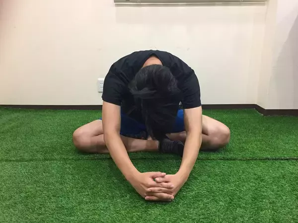 「姿勢改善で細見え!? スポーツトレーナーが実践「肋骨ストレッチ」」の画像