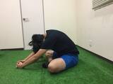 「姿勢改善で細見え!? スポーツトレーナーが実践「肋骨ストレッチ」」の画像7