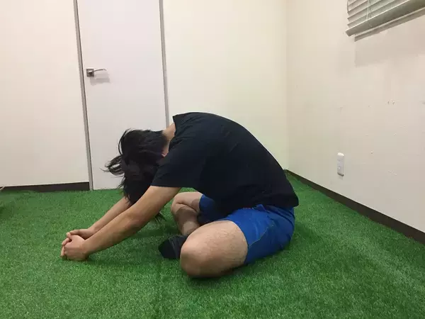 「姿勢改善で細見え!? スポーツトレーナーが実践「肋骨ストレッチ」」の画像