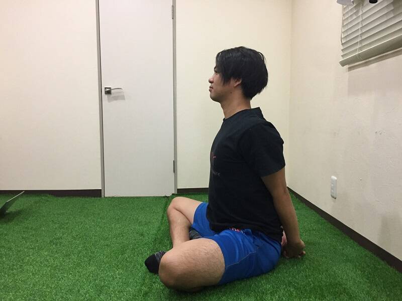 姿勢改善で細見え!? スポーツトレーナーが実践「肋骨ストレッチ」
