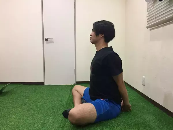 「姿勢改善で細見え!? スポーツトレーナーが実践「肋骨ストレッチ」」の画像