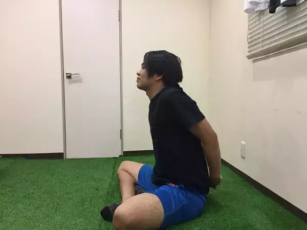 「姿勢改善で細見え!? スポーツトレーナーが実践「肋骨ストレッチ」」の画像