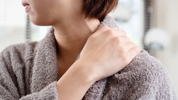首が痛くて動かせない・・・その原因は？
