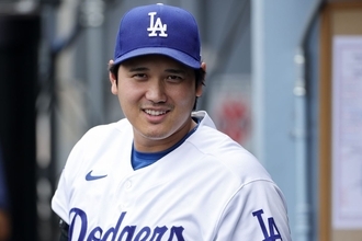 大谷翔平が“目力”強調のレアな表情　ひょっこり顔を出すお茶目な…「皆さんスマイルが素敵」ド軍カメラマンの作品に反響続々