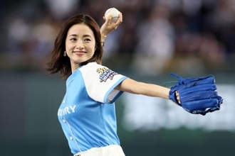 「透明感、ハンパない」東京ドームを騒然とさせた奇跡の40歳、美人女優の始球式降臨が話題「何でこんなに可愛いの？」「本当に変わらない」