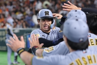 「8月だけで4本はほんまに凄いわ」敵地で“G倒”3タテ！逆転2ラン「夏男すぎる」…23年ドラ1右腕にプロ初勝利をもたらす貴重な一発