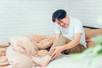 睡眠時に足がつる原因