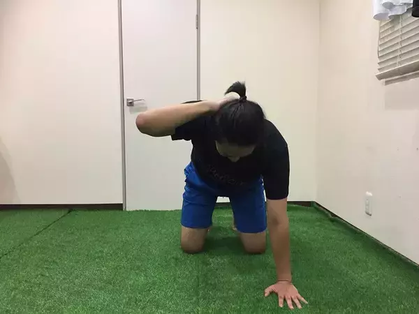 「目覚めのストレッチ！スポーツトレーナーが実践「肩・背中まわりのストレッチ」」の画像