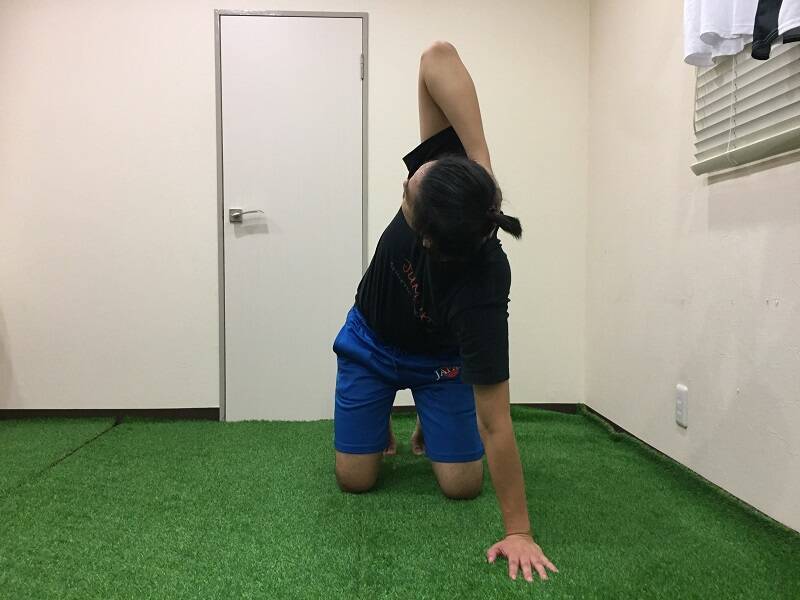 目覚めのストレッチ！スポーツトレーナーが実践「肩・背中まわりのストレッチ」