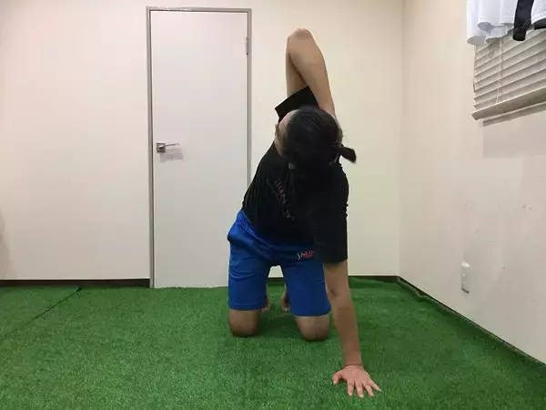 「目覚めのストレッチ！スポーツトレーナーが実践「肩・背中まわりのストレッチ」」の画像