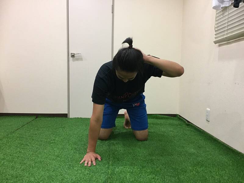 目覚めのストレッチ！スポーツトレーナーが実践「肩・背中まわりのストレッチ」