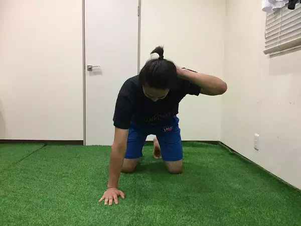 「目覚めのストレッチ！スポーツトレーナーが実践「肩・背中まわりのストレッチ」」の画像