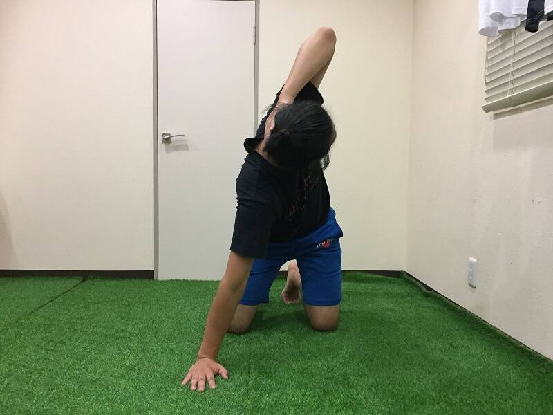 目覚めのストレッチ！スポーツトレーナーが実践「肩・背中まわりのストレッチ」