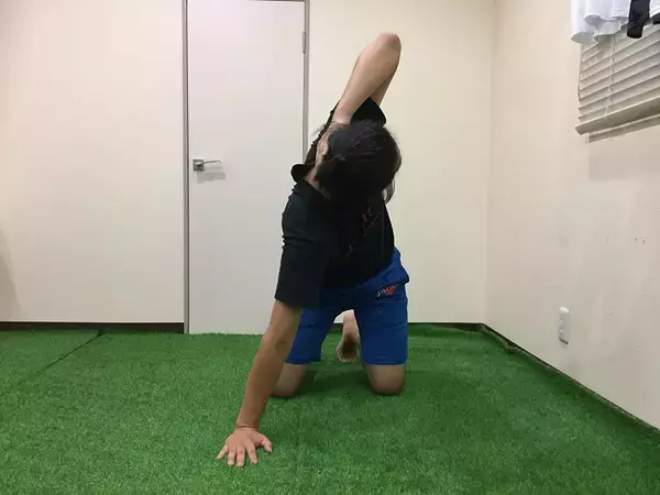 「目覚めのストレッチ！スポーツトレーナーが実践「肩・背中まわりのストレッチ」」の画像