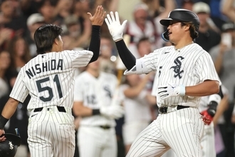「いい光景すぎる」19号2ラン村上宗隆を出迎えた西田陸浮の行動「めちゃくちゃ綺麗なお辞儀」と反響相次ぐ