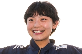 「いつも笑顔で楽しそうなので…」黄色“新ユニ”着用の19歳バドミントン女子に「CMきそう」ファン続々反応