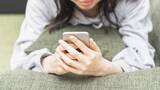「「スマホ顔」に注意！表情筋トレーニングで老け顔を防ごう」の画像1