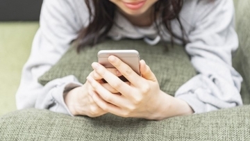 「スマホ顔」に注意！表情筋トレーニングで老け顔を防ごう