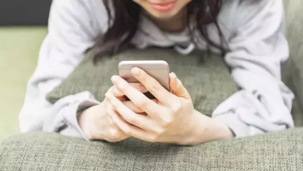 「スマホ顔」に注意！表情筋トレーニングで老け顔を防ごう