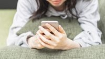 「スマホ顔」に注意！表情筋トレーニングで老け顔を防ごう