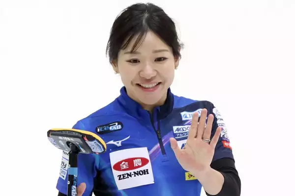 カーリング吉田知那美、紫のスポブラ姿で“美ボディ”披露…腹筋もチラ見せ「スーパーウーマン！！かっけぇっす！！！」「ポニーテール姿可愛い」