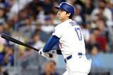 「53打席ぶりアーチの“記念球”を要求？　ベンチで見せた大谷翔平と山本由伸のやり取りに米爆笑「取り戻してほしいと…」」の画像1