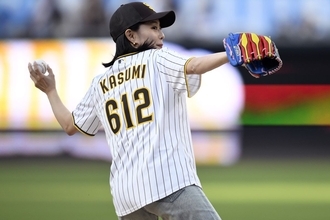 「可愛過ぎてつらい…」卓球・石川佳純、パドレスードジャース戦で始球式　ノーバウンド投球を披露「ナイスピッチでした！」
