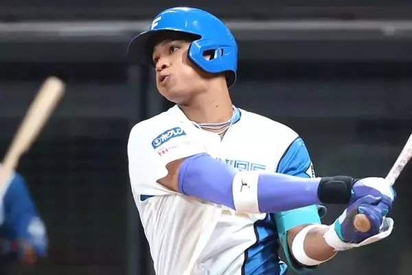 「意味わからん肩」「バグってる笑」日本ハム26歳が見せたエグいバックホームに「何回ファンをドン引きさせれば…」の声