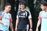 「名手・中村俊輔コーチの薫陶を受けてFKを決めるのは誰？　伊東、久保らが居残りで練習「やっぱり一番フリーキックうまい人から教われるのはいいこと」」の画像1