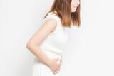 「まだ生理じゃないのにお腹が痛い！生理前の症状と理由と予防法」の画像1