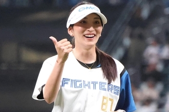 「惚れんなよ」人気女子ゴルファー、北の大地に降臨　自主トレ仲間の清宮幸太郎も“びっくり”の投球披露「ナイスピッチング」