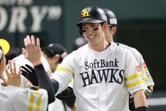 「厳しい9割、ちょっと嬉しい1割ぐらい」「短い、短い！」ビールかけでSB主砲、栗原陵矢が小久保監督に“異例の爆笑注文”　キャリアハイの37本塁打、111打点