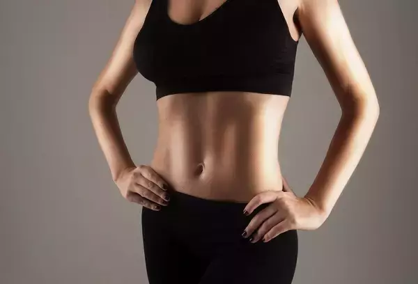 「腹筋だけより効果的！？お腹痩せしたいならスクワットを極めるべし」の画像