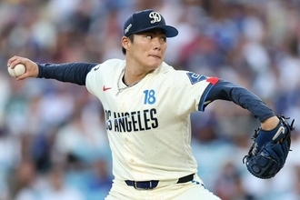「君も二刀流に挑戦するのか？」山本由伸の“豪快アーチ”に米騒然　「大谷にライバル出現」「ヤマに不得意なことってあるの？」