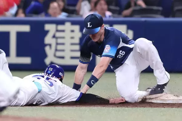あってはならないプレーが…延長11回、2死満塁でまさかの一塁牽制死　勝負所で見えた西武と中日の「明確な差」