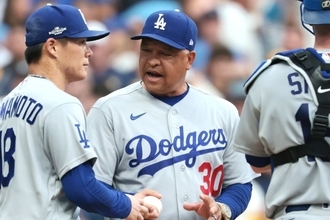 「ロバーツ監督の立場は危ういのか？」惨敗ドジャースが避けられない”荒れるオフ”　現地メディアは説明責任に言及「なぜ反撃の糸口すらつかめなかったのか」