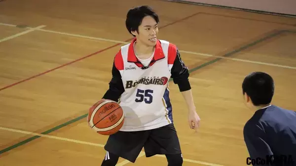 「小野賢章が「小野のバスケ」を披露！バスケ練習でシュートも決める」の画像