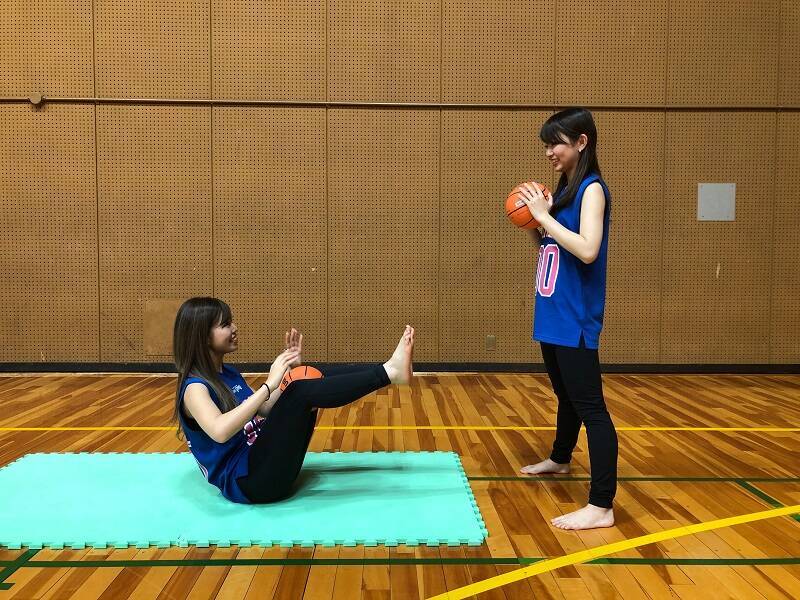 バスケ 美人チア 美ボディ 維持のための 腹筋ペアトレーニング 19年3月27日 エキサイトニュース