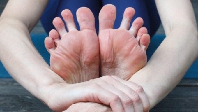 足がつる中高年必見 寝てる時に足がつる原因と予防法とは 21年6月25日 エキサイトニュース