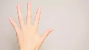 指がこわばる「ばね指」。その原因とは