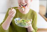 「抗えない食後の眠気…それ、食べ方のせいかも？眠くならない食事の秘訣」の画像3