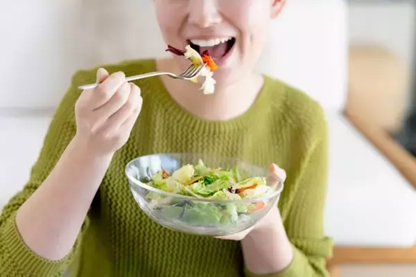 「抗えない食後の眠気…それ、食べ方のせいかも？眠くならない食事の秘訣」の画像