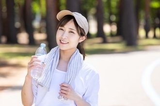 むくみや体の冷えを防ぐ水の飲み方