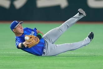 「まじで芸術」「昔の小坂みたい」DeNAドラ5ショートの勝利引き寄せる“スーパープレー”にファン歓喜　あまりの美技に「ルーキーとは思えない」の声
